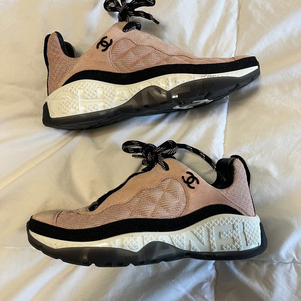 Aunthetic CHANEL Sneakers size 7